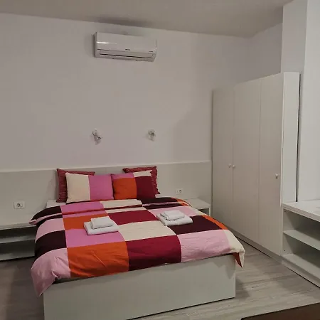 Old Town Bar On Street Tonitza Apartamento *