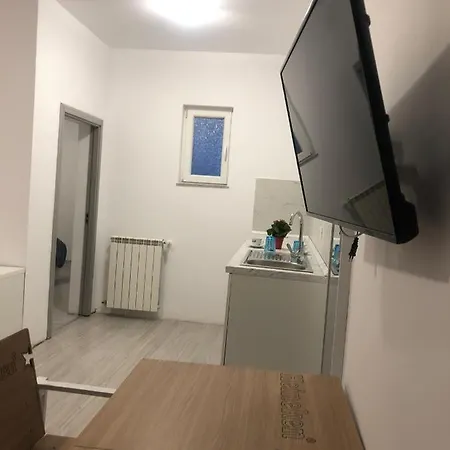 Old Town Bar On Street Tonitza 公寓