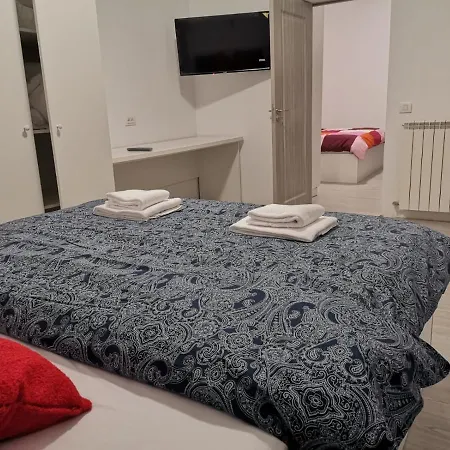 Old Town Bar On Street Tonitza 公寓