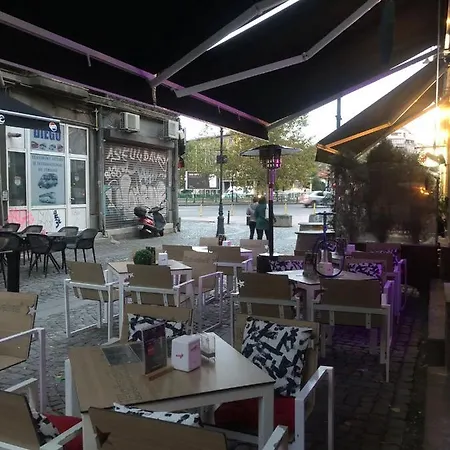 Old Town Bar On Street Tonitza 公寓