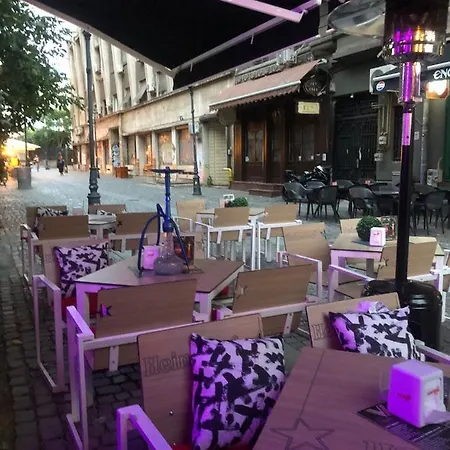 Old Town Bar On Street Tonitza * 布加勒斯特