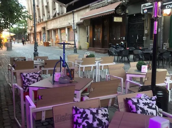 Old Town Bar On Street Tonitza * Boekarest
